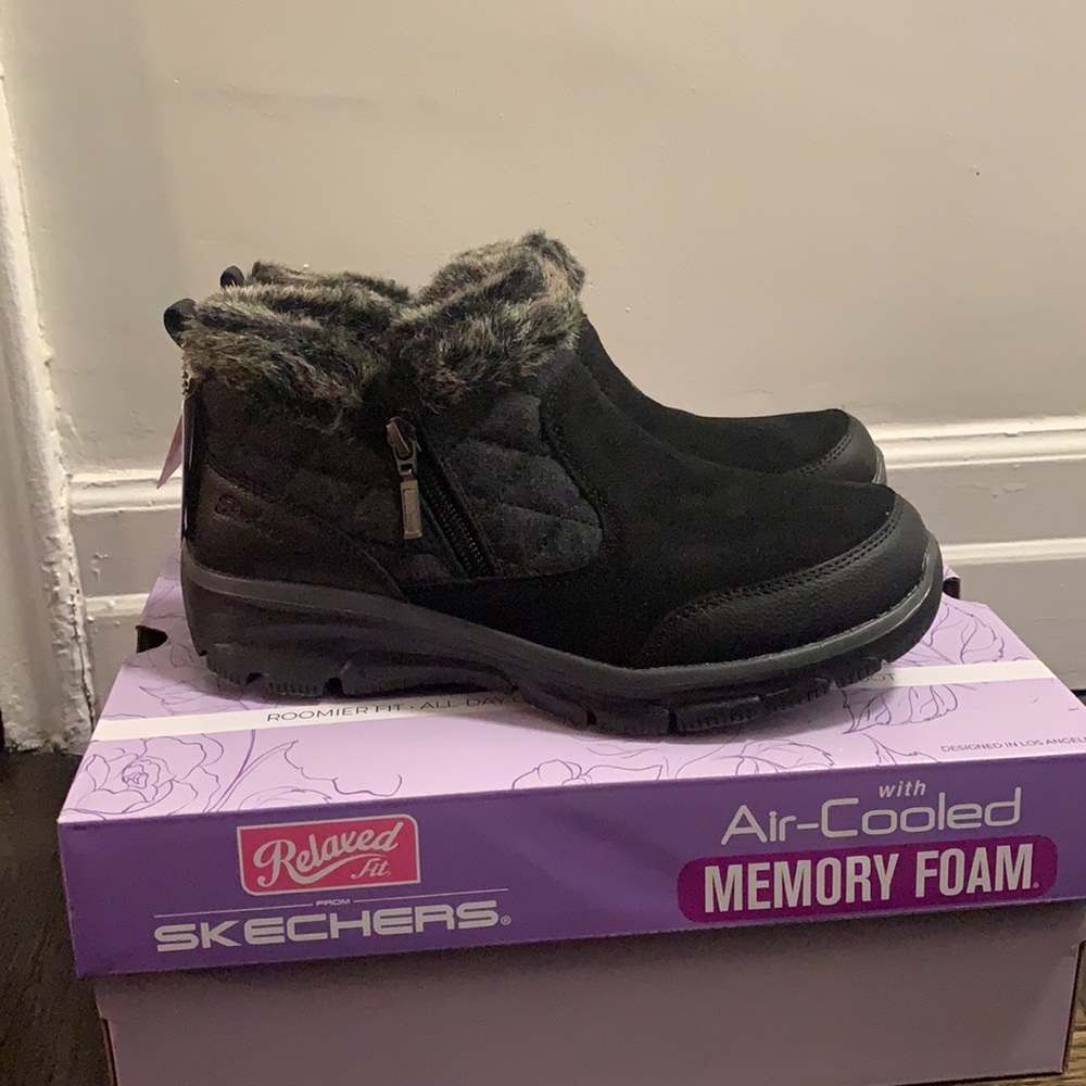 Black sketchers boots **BRAND NEW**